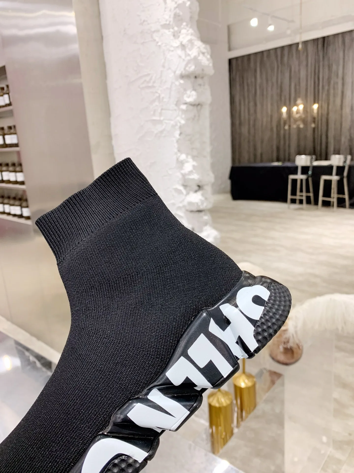 👟👟Ex-factory price 420👟👟 [Ready stock top version vacuum outsole] Balenciaga 👣Size: 35 36 37 38 39 40 41 42 43 44 45 [Socks in original packaging delivered] 🔥Balenciaga's "Speed" High-top sock-style sneakers are instantly recognizable and have ever-lasting popularity. This item is made in Italy from stretch knitted fabric. The rubber sole has excellent elasticity. Only half of the brand name printed on it is visible. Compared with the previous exaggerated and eye-catching style, it has a sense of "half-covering the face as if holding a pipa", and the brand's ingenuity in innovating the logo printing trend can also be seen.